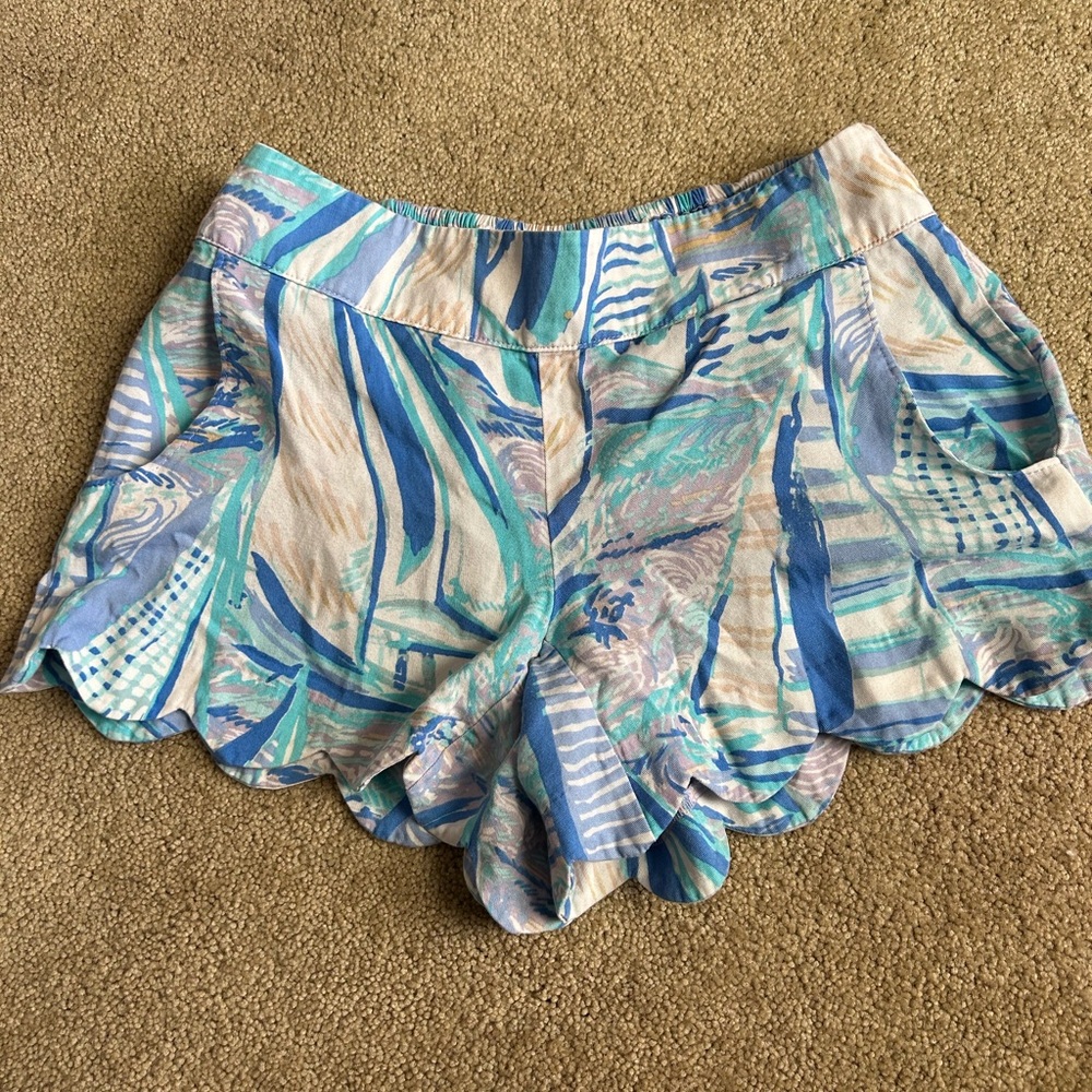 Lilly Pulitzer scalloped hem, pull on blue shorts.  Size XS, great condition.
